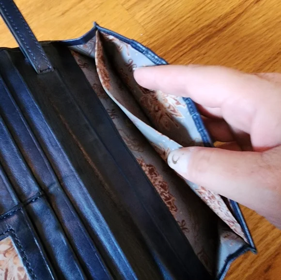 Hobo Intl Navy Leather Bifold Wallet Wristlet - Picture 5 of 7